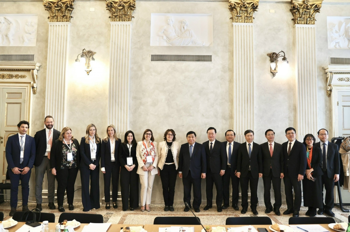 Phó Thủ tướng cùng đoàn công tác tại Ngân hàng Intesa SanPaolo - Ảnh: VGP/Minh Ngọc