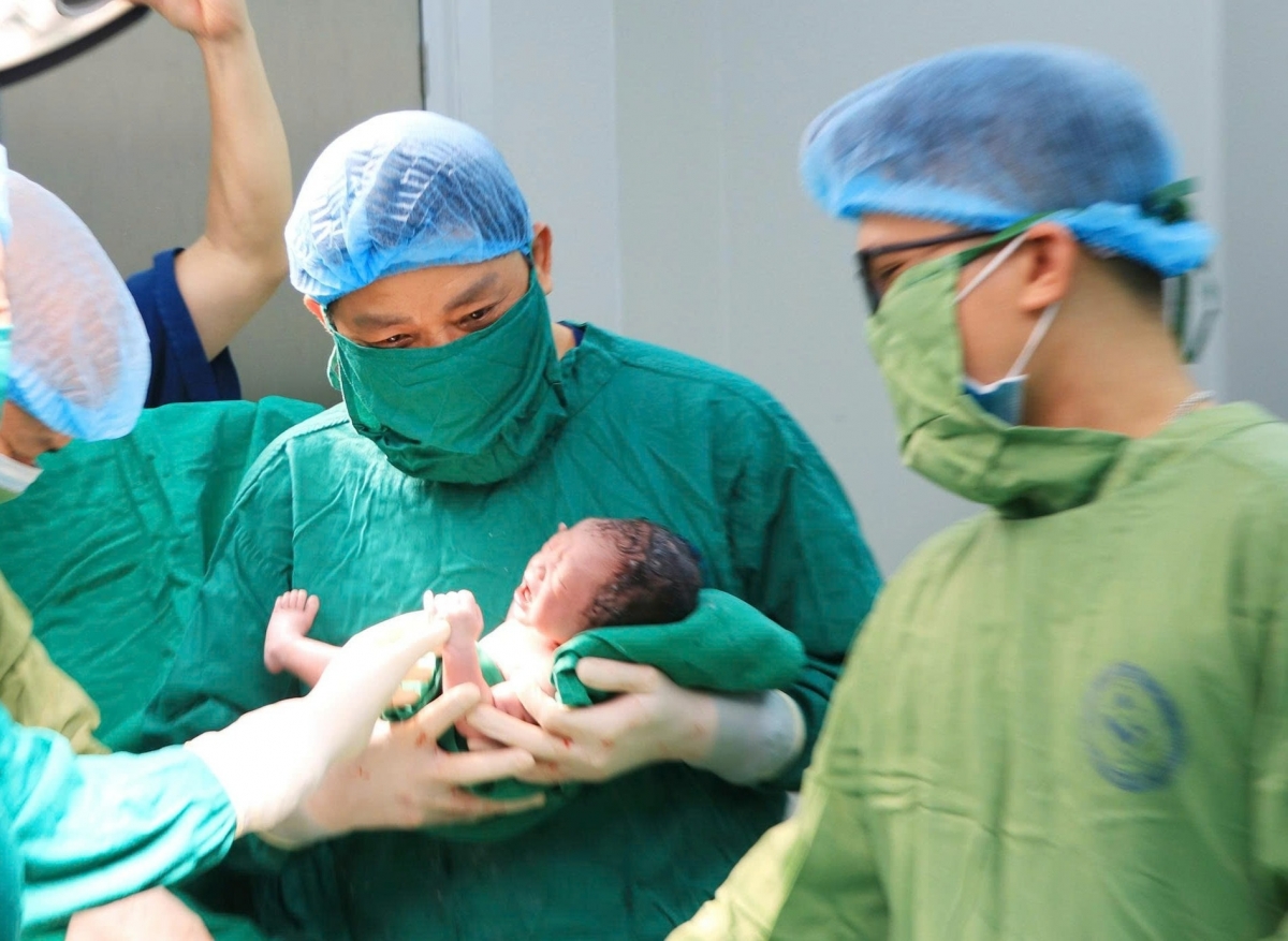 GS.TS Nguyễn Duy Ánh, Giám đốc Bệnh viện Phụ sản Trung ương trực tiếp mổ lấy thai cho sản phụ. Ảnh: BVCC