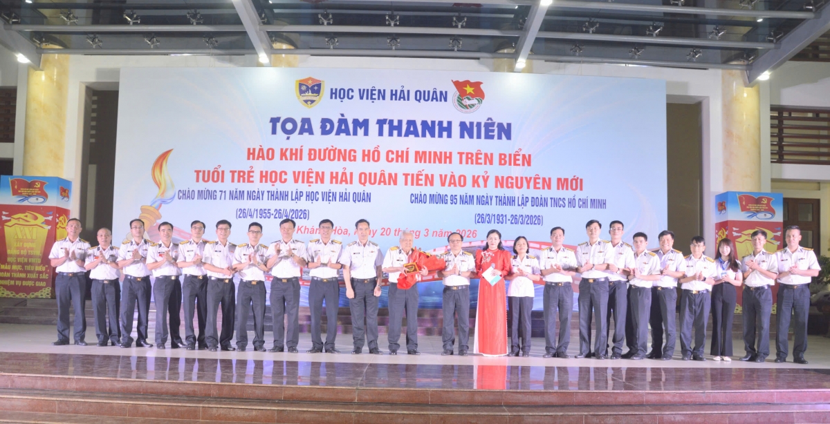 Chuẩn Đô đốc Nguyễn Hữu Thoan và đại diện các đơn vị tặng hoa đồng chí Hồ Đắc Thạnh