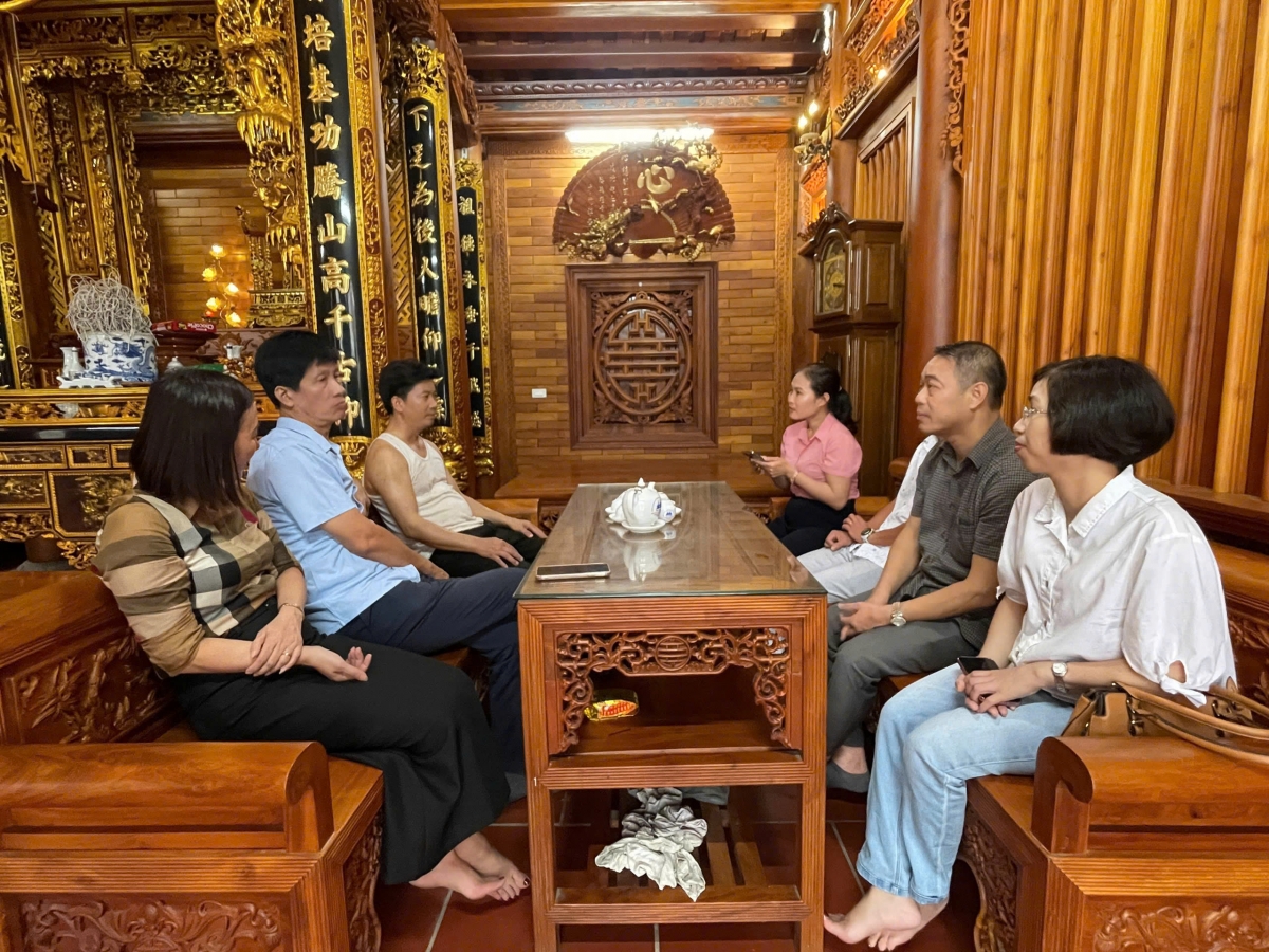 Cán bộ thống kê của TP. Hà Nội khảo sát tại các hộ kinh doanh