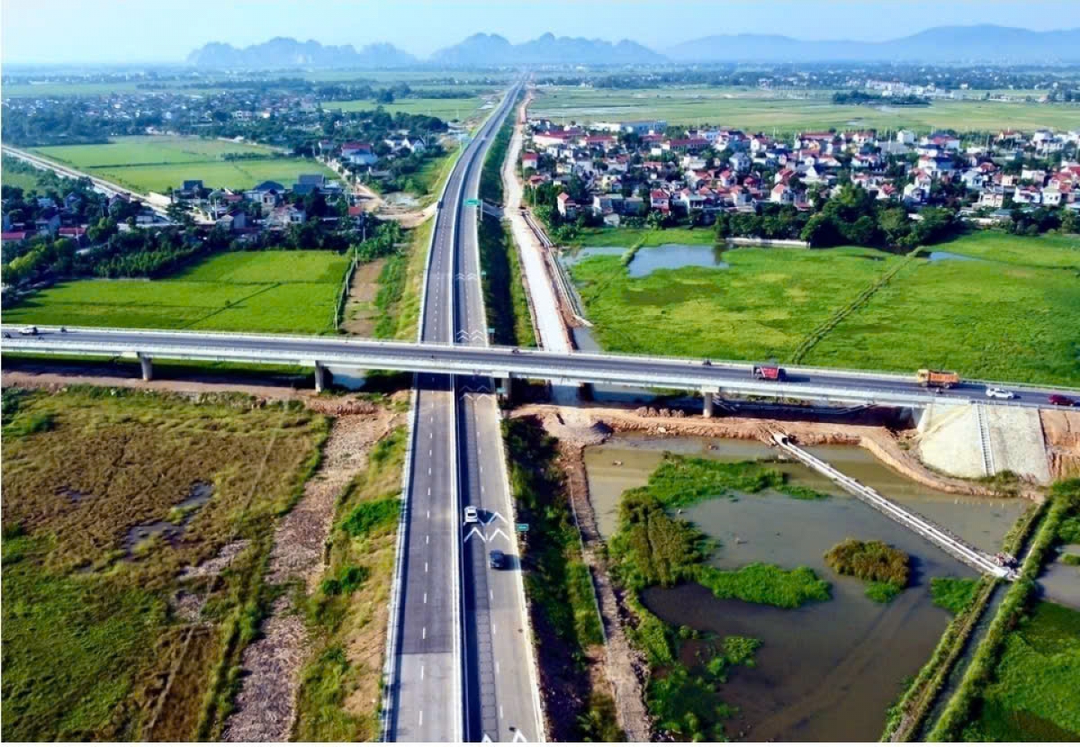 Thanh Hóa đã đầu tư xây dựng và đưa vào sử dụng hơn 28.700km đường bộ. Trong số đó phải kể đến: Tuyến cao tốc Bắc - Nam, đại lộ Đông Tây, đường nối Quốc lộ 1 với Quốc lộ 45, đường Vạn Thiện - Bến En... Ảnh: Đặng Trung