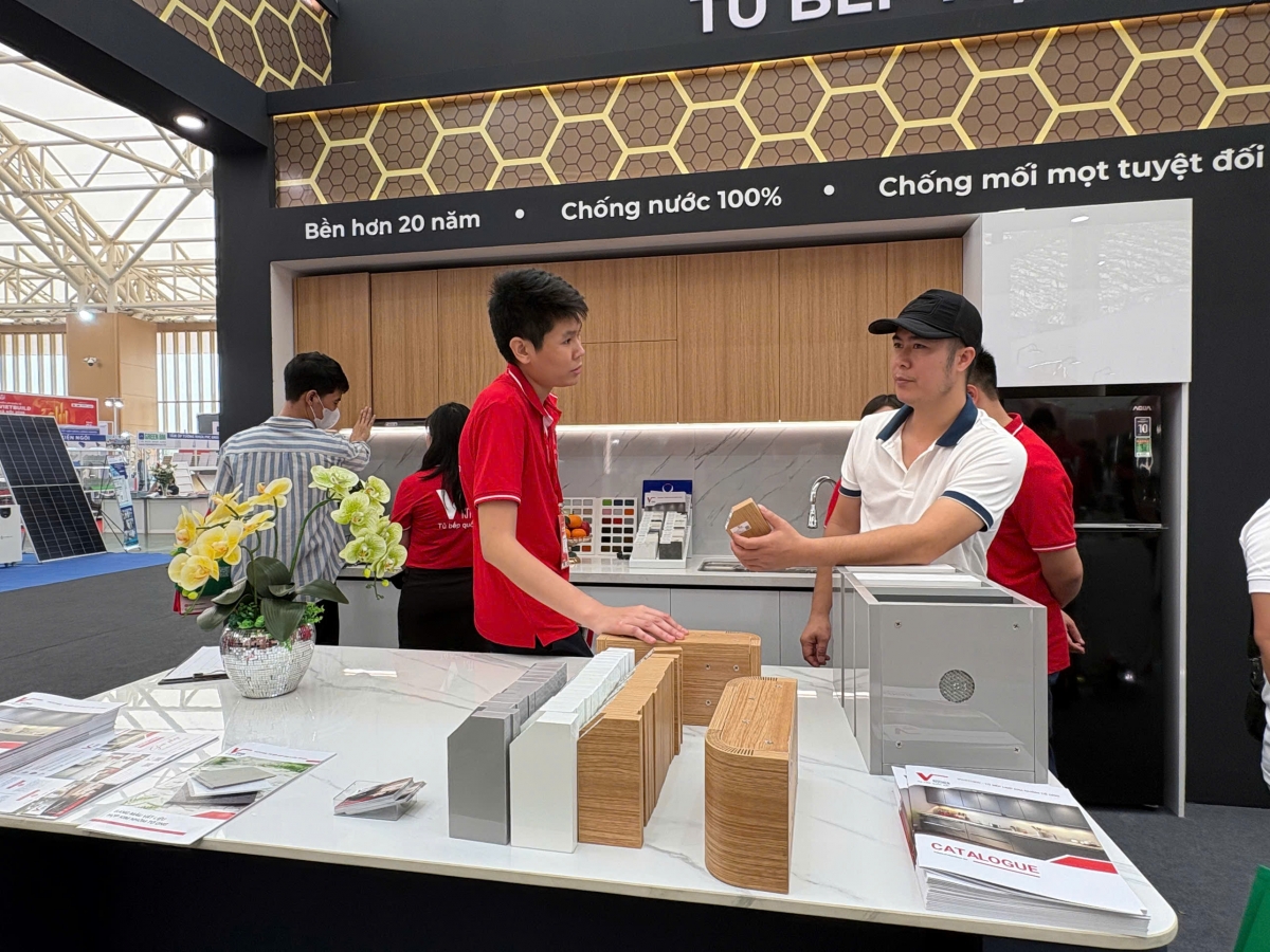 Nhiều khách hàng quan tâm và được tư vấn