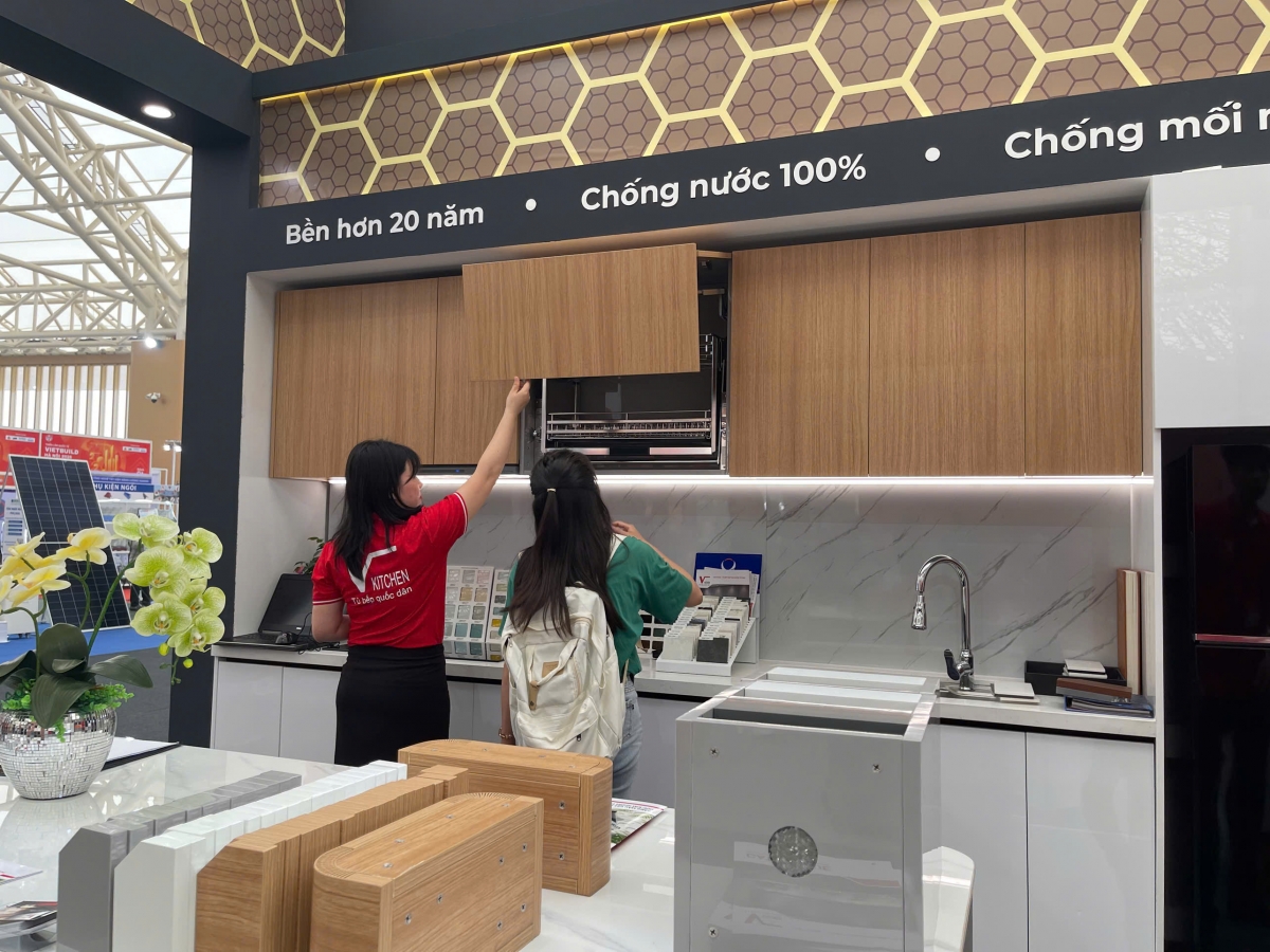 Không gian bếp được thế kế bằng nhôm tổ ong