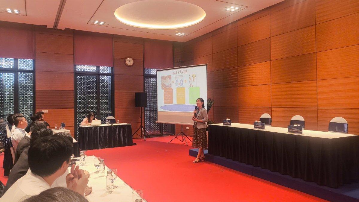 Các đại biểu tham dự hội thảo họp tại Tiểu ban Khoa học và công nghệ gia cầm