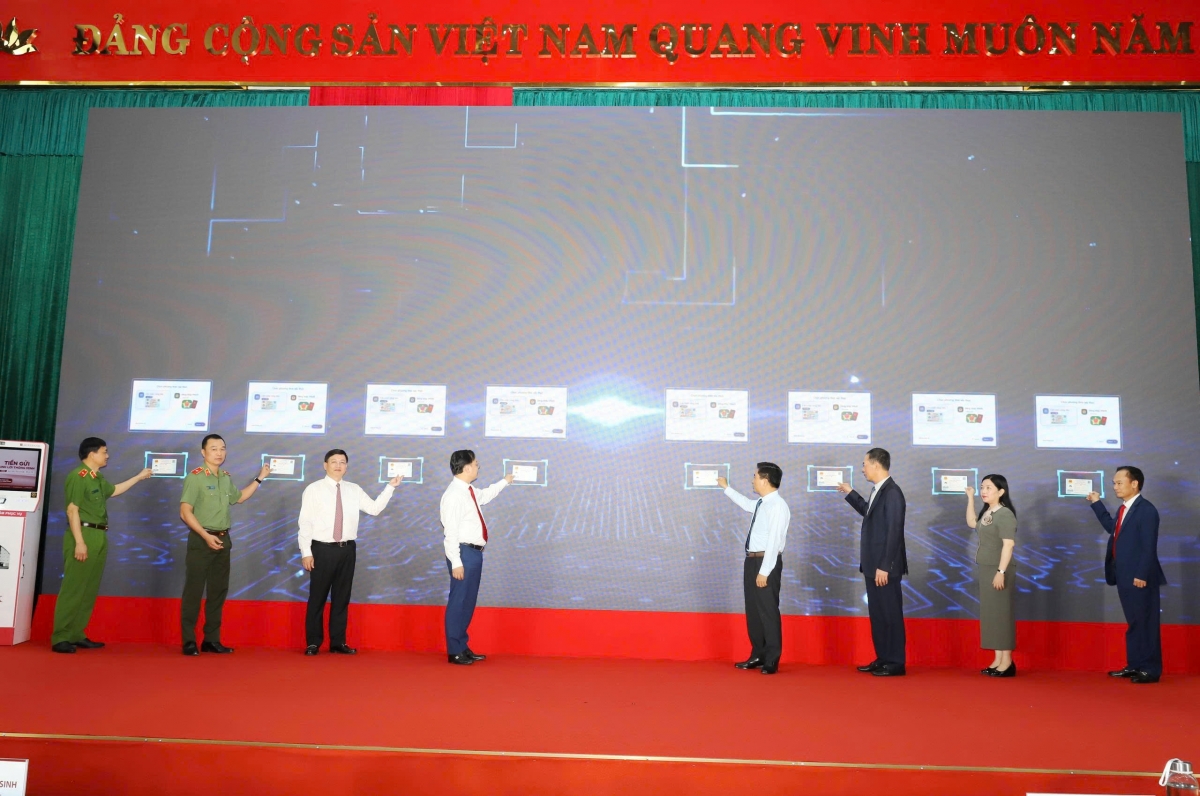 
Các đại biểu thực hiện nghi thức vận hành mô hình thí điểm Kiosk thông minh và Hệ thống xác thực, cấp bản sao số tài liệu điện tử.