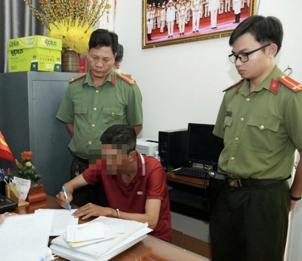 Bị can Đặng Thanh Hùng ký nhận Quyết định khởi tố bị can, lệnh bắt và các Quyết định phê chuẩn tại trụ sở Công an xã - Ảnh: Công an Cần Thơ