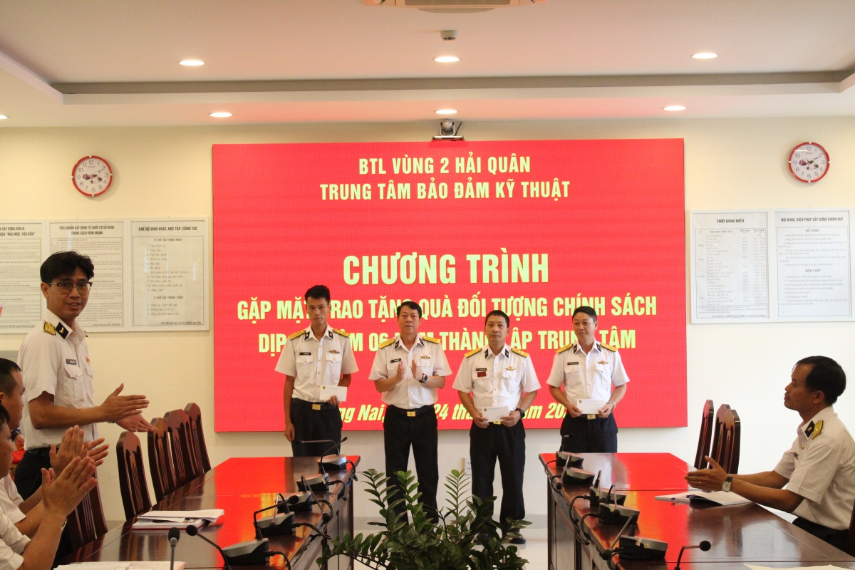  Chỉ huy Trung tâm tặng quà cho đối tượng chính sách