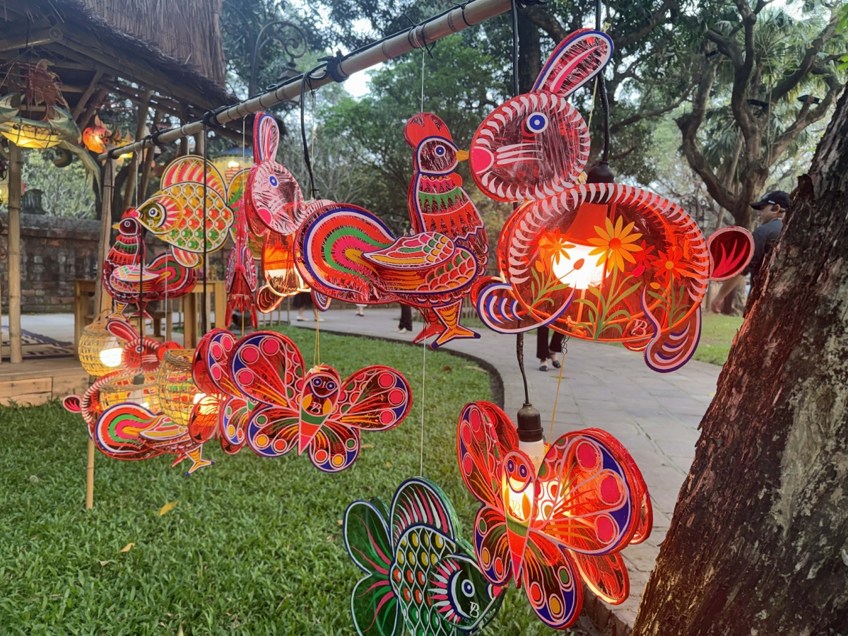 
Không gian "Vườn Ánh sáng" rực rỡ với những chiếc đèn lồng đủ màu sắc