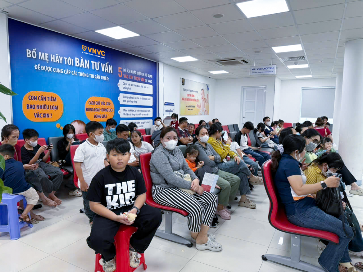 Người dân Cà Mau tại một trong những điểm tiêm chủng VNVC sáng 11/04