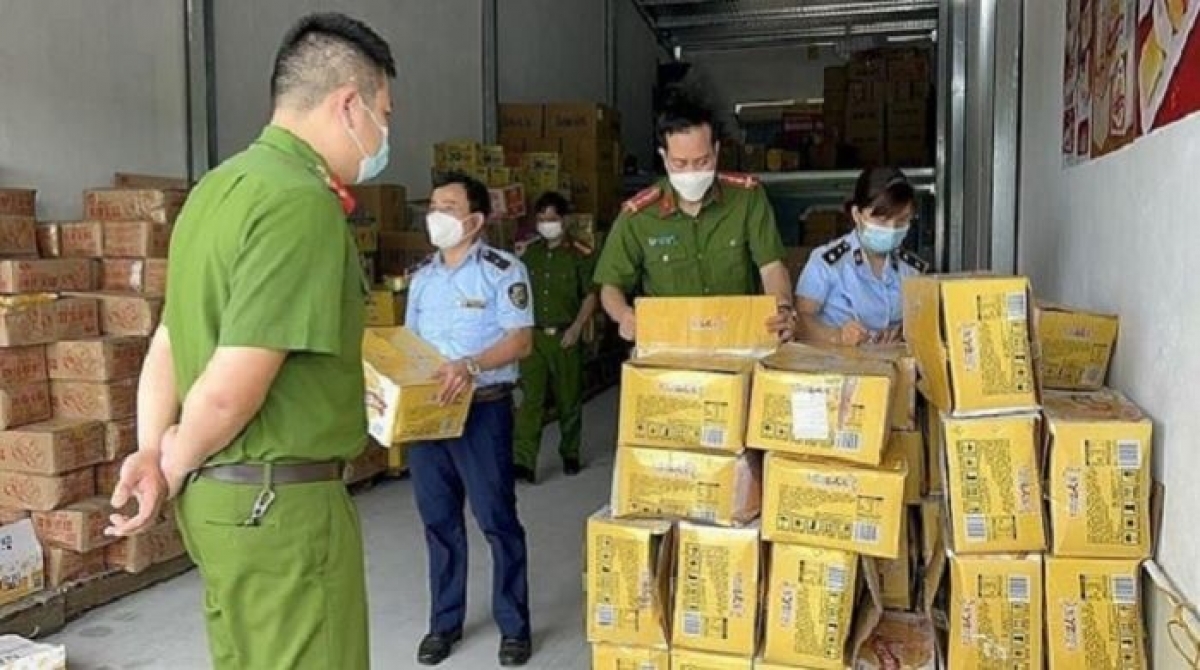 Lực lượng chức năng kiểm tra cơ sở kinh doanh có nghi vấn kinh doanh hàng giả