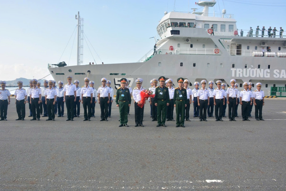 Chỉ huy Đoàn công tác số 4 nhận hoa chúc mừng từ đại diện Vùng 4 Hải quân chúc chuyến hải trình thành công tốt đẹp