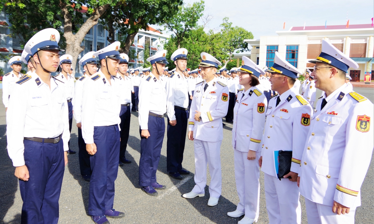 Chuẩn Đô đốc Nguyễn Hữu Thoan, Chính ủy Học viện Hải quân gặp gỡ, trao đổi với học viên tại lễ khai giảng năm học mới