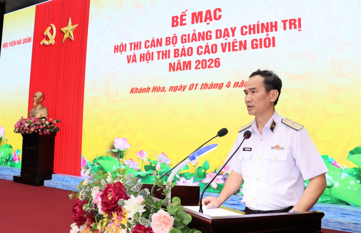 Chuẩn Đô đốc Nguyễn Hữu Thoan phát biểu