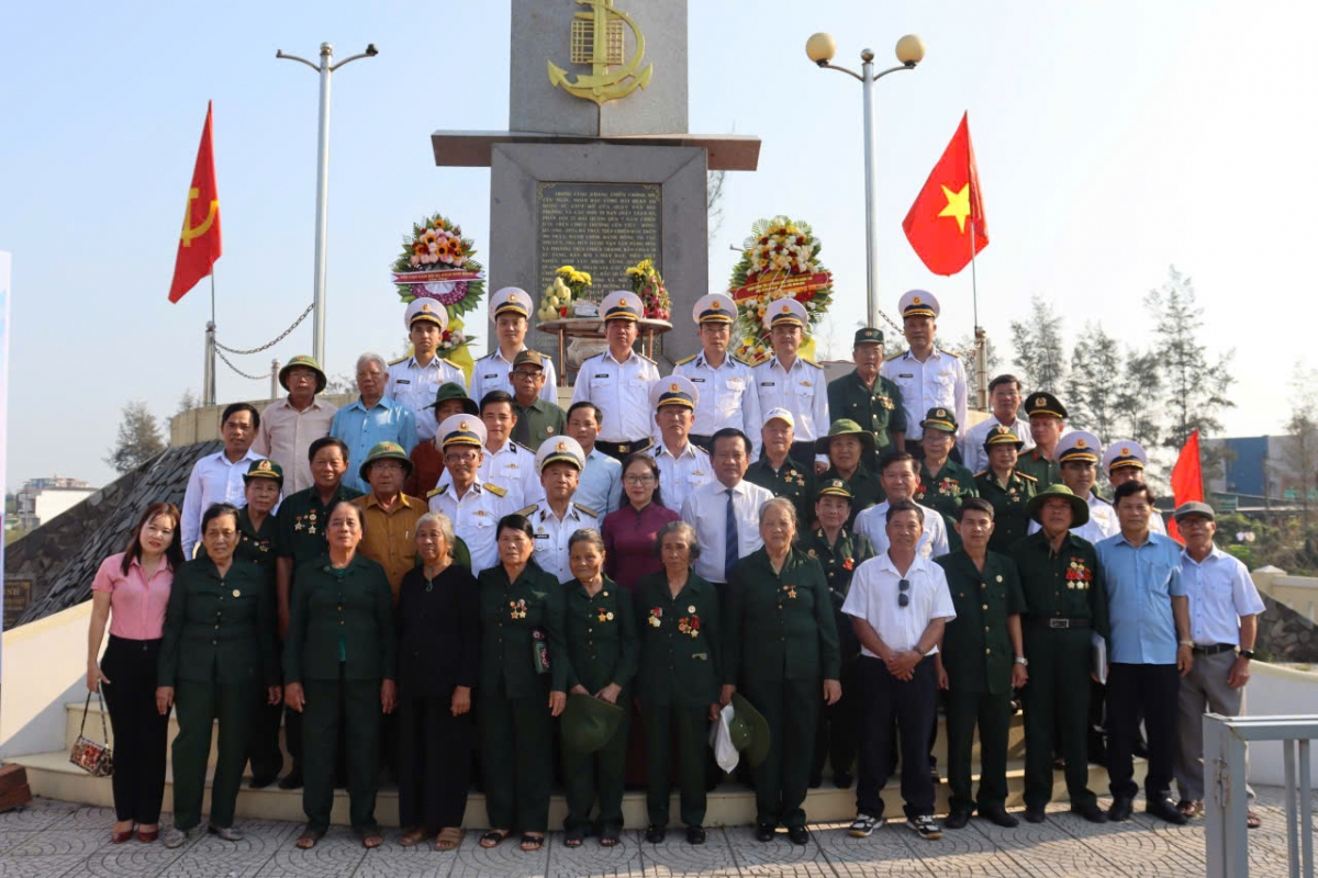 Đoàn công tác cùng cấp ủy, chính quyền địa phương xã Cửa Việt dâng hoa, dâng hương các anh hùng liệt sĩ tại Đài chiến thắng Cửa Việt, tỉnh Quảng Trị