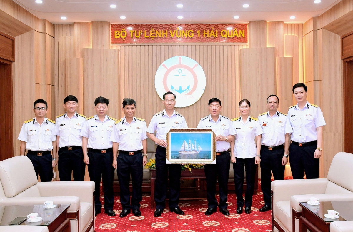 Đoàn Học viện Hải quân làm việc và tặng quà lưu niệm tại Bộ Tư lệnh Vùng 1 Hải quân
