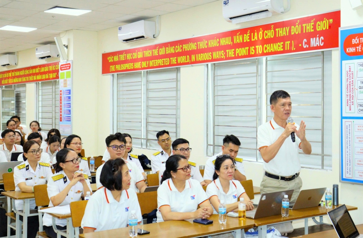 Giảng viên trao đổi phương pháp tại buổi hội thảo dạy và học tiếng Anh