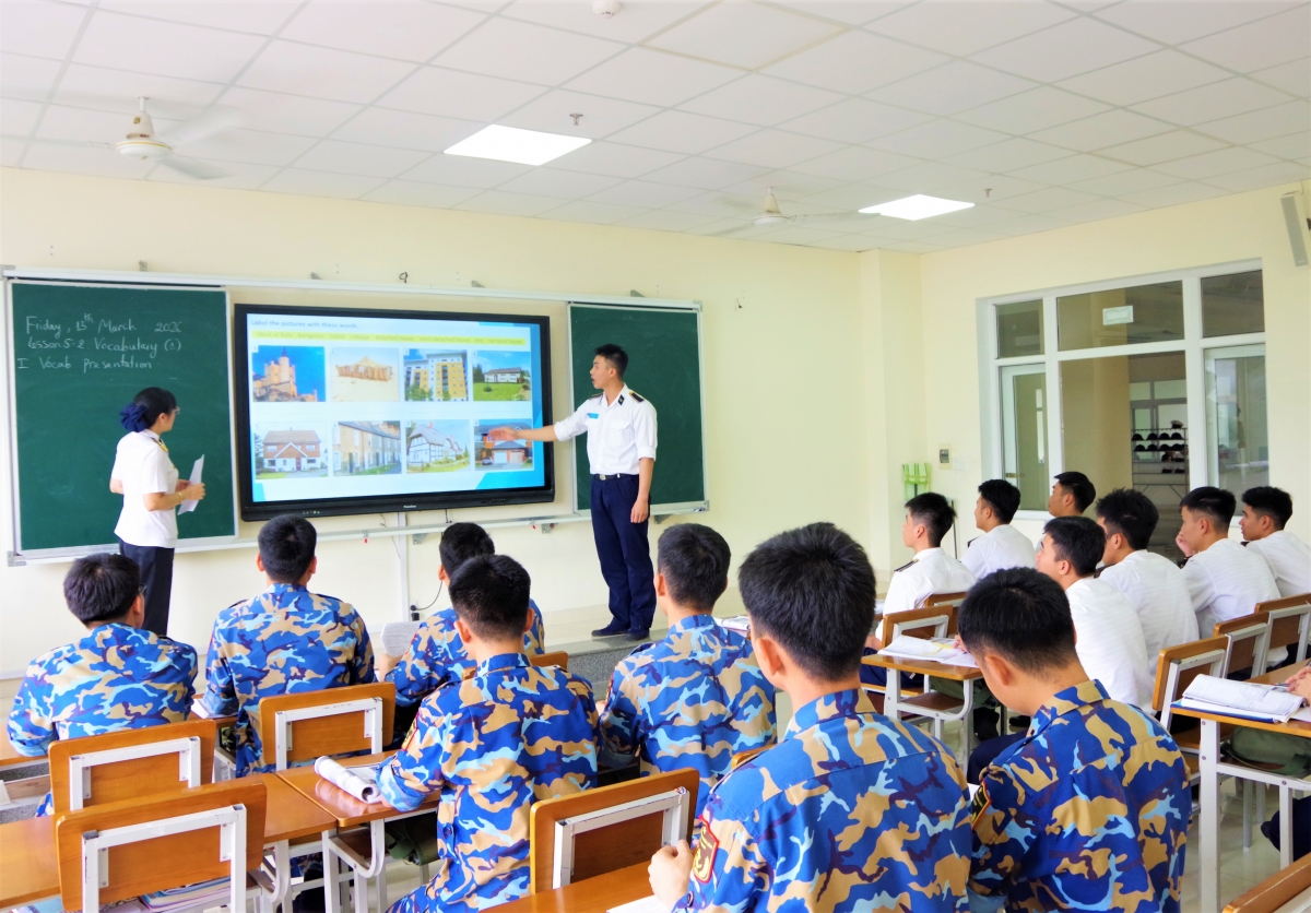 Học viên Lê Đoàn Mạnh Trí trao đổi với giảng viên trong giờ học tiếng Anh