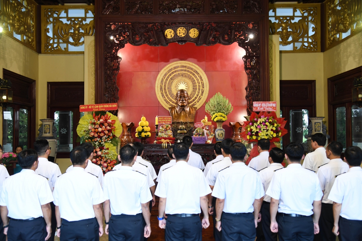 Phó Đô đốc Nguyễn An Phong và các đại biểu dành phút mặc niệm tưởng nhớ Chủ tịch Tôn Đức Thắng