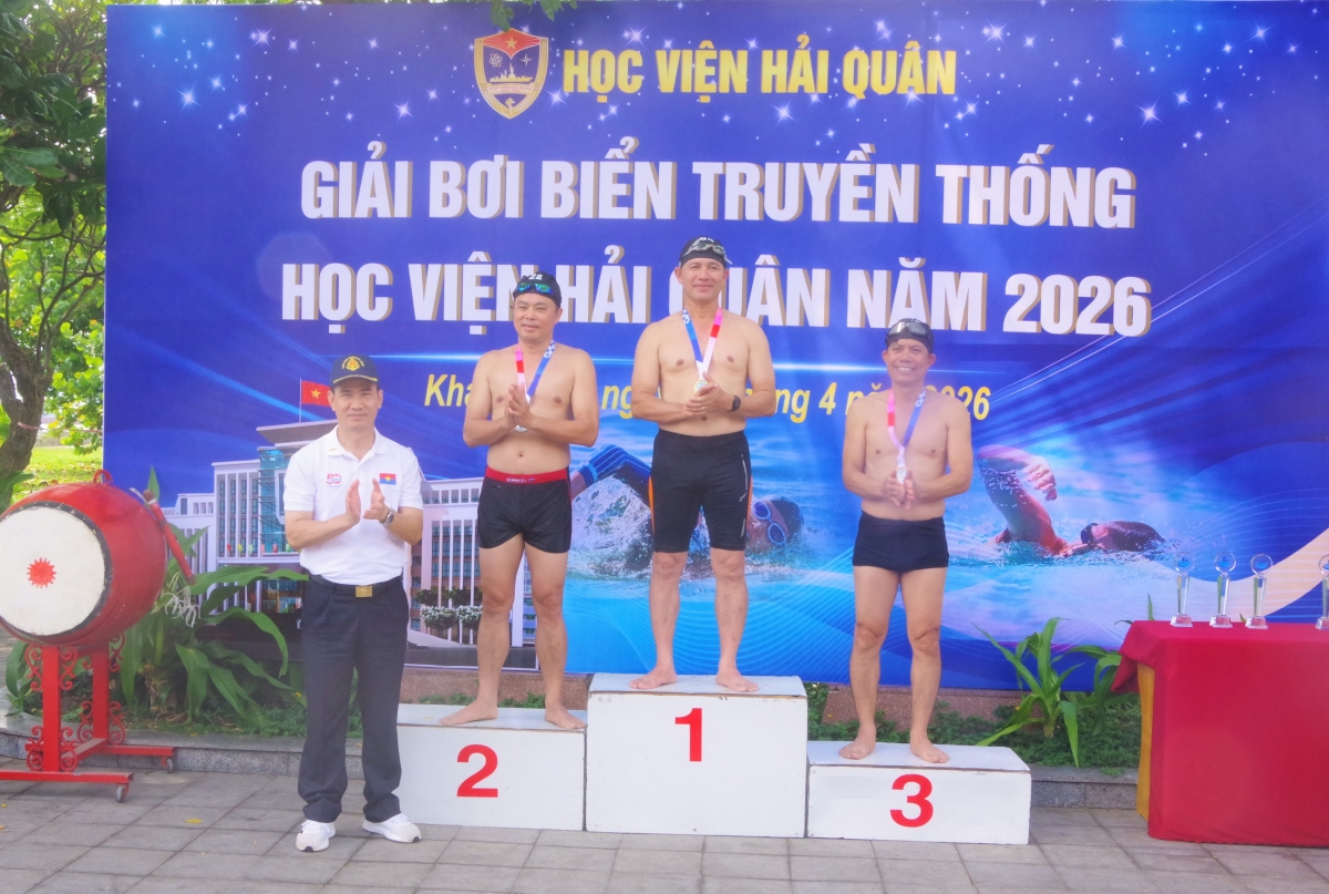 Chuẩn Đô đốc Nguyễn Hữu Thoan, trao huy chương cho 3 vận động viên bới 1.000m đạt thanh tích xuất sắc