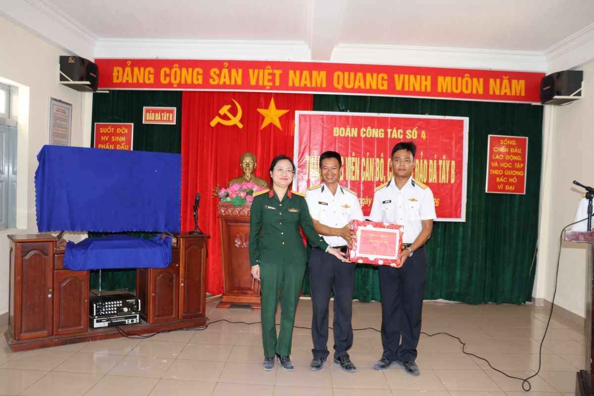 Đại diện Cục Quân huấn - Nhà trường, Bộ Tổng Tham mưu tặng sách cán bộ, chiến sĩ đảo Đá Tây B