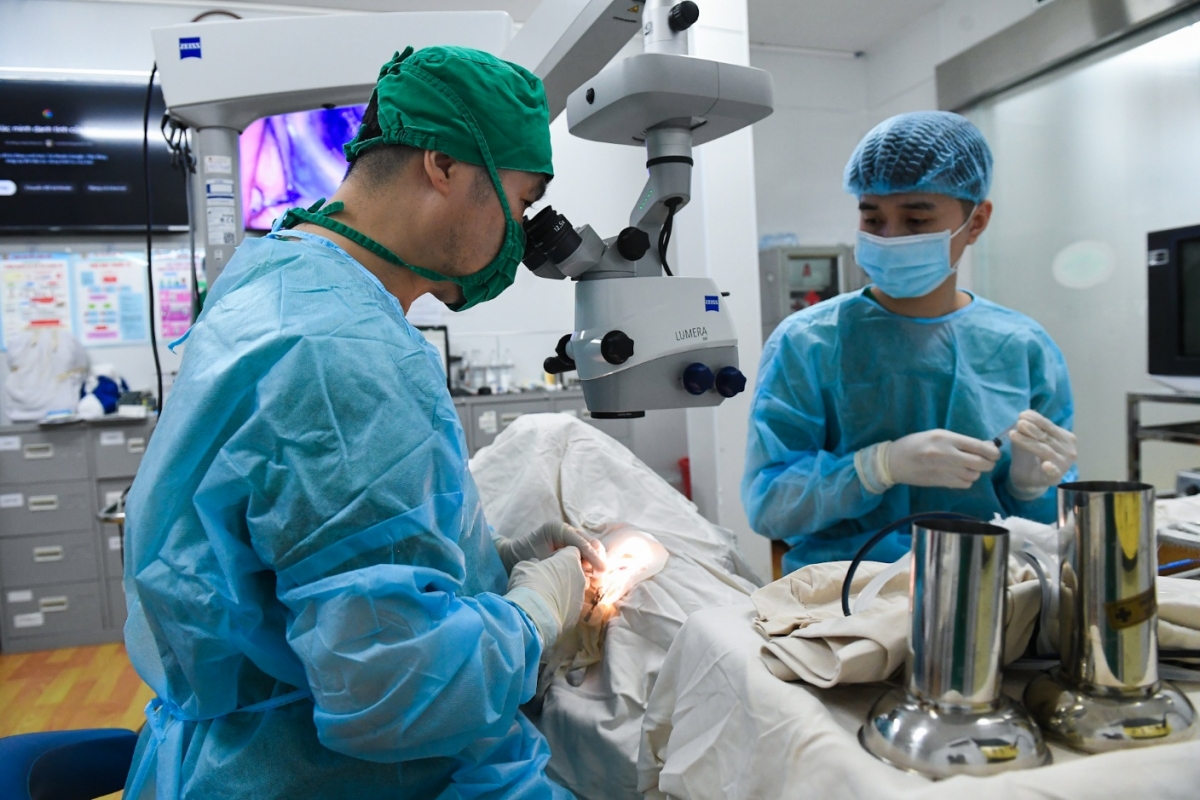 Các Bác sỹ BV Mắt Quốc tế Cung Hồng Sơn trong 1 ca phẫu thuật đục thủy tinh thể miễn phí cho bà con vùng bão lũ miền Bắc tháng 1/2026