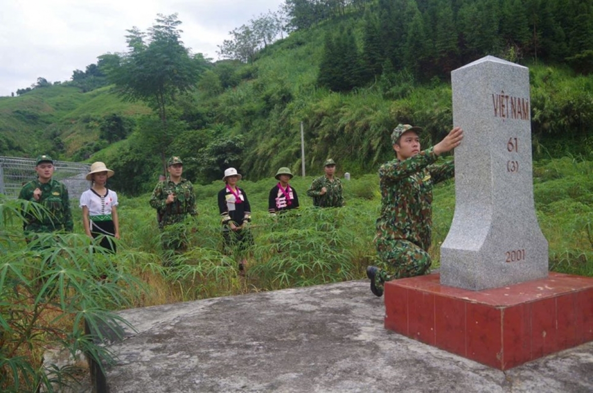 Cán bộ, chiến sĩ Đồn Biên phòng Pa Tần (Bộ đội Biên phòng tỉnh Lai Châu) phối hợp với lực lượng dân quân tuần tra, bảo vệ mốc quốc giới.