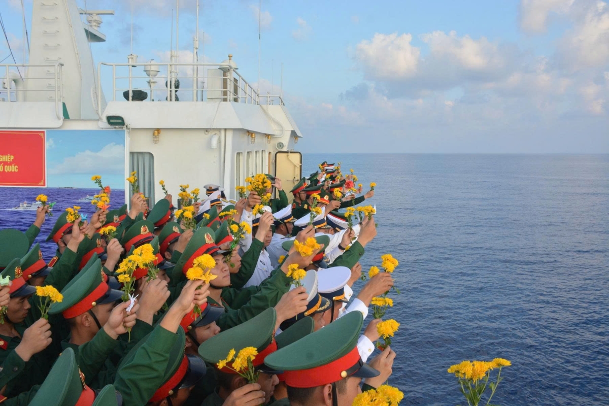 Các đại biểu thả hoa tưởng niệm