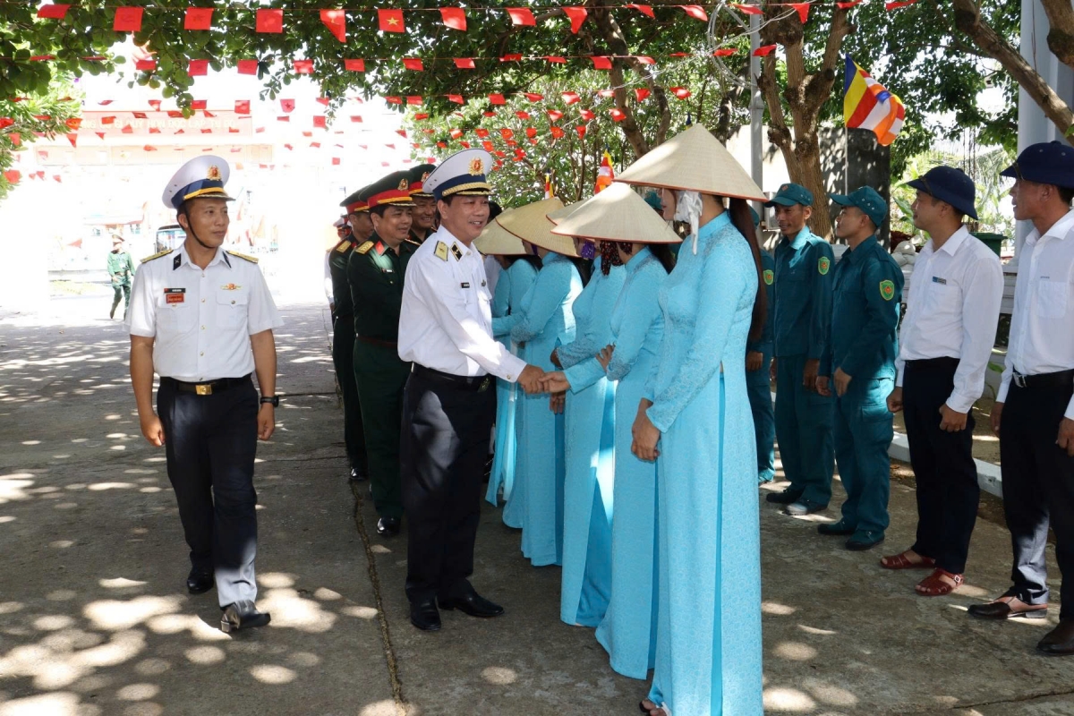 Cán bộ, chiến sĩ và nhân dân đảo Trường Sa đón đoàn công tác