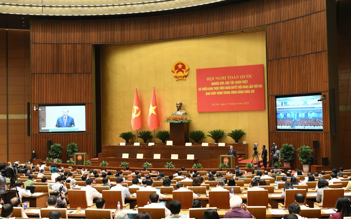 Tổng Bí thư, Chủ tịch nước Tô Lâm và các đồng chí lãnh đạo, Đảng, Nhà nước cùng các đại biểu tham dự tại điểm cầu Hội trường Diên Hồng