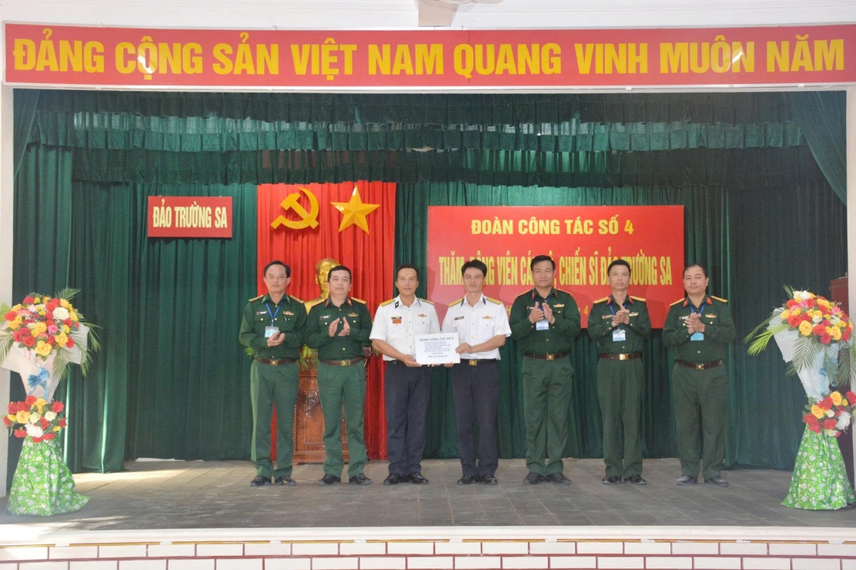 Đại diện các nhà trường, cơ quan Tổng cục Chính trị tặng quà cán bộ, chiến sĩ đảo Trường Sa