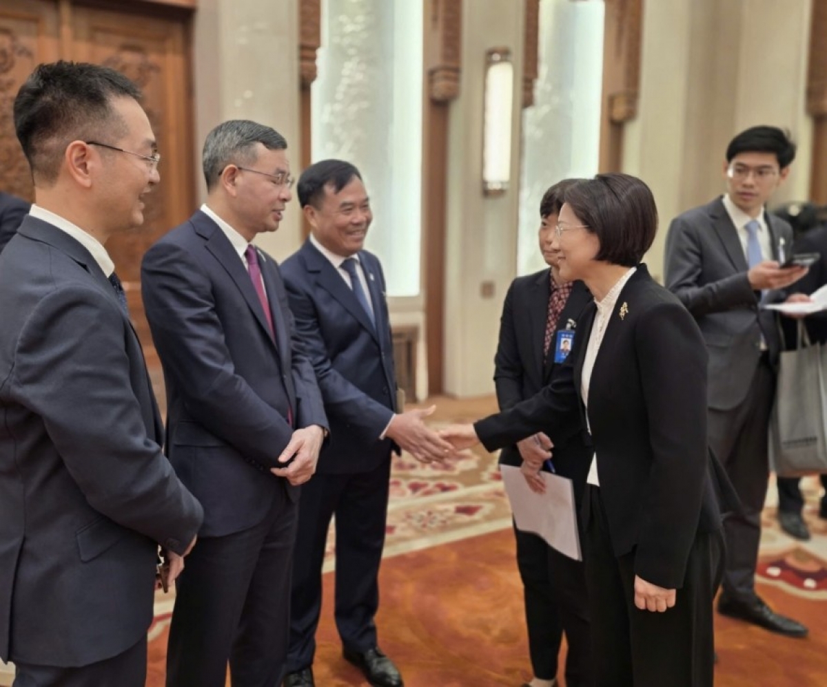 Bộ trưởng Bộ Tài chính Ngô Văn Tuấn (thứ 2 từ trái sang) trao đổi với đại diện Hải quan Trung Quốc. 