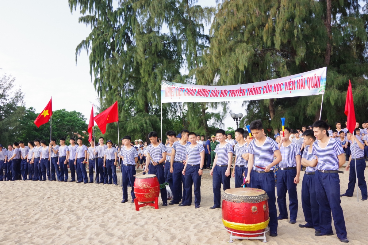 Cổ động viên nhiệt tình  cổ vũ cho vận đông viên tranh tài