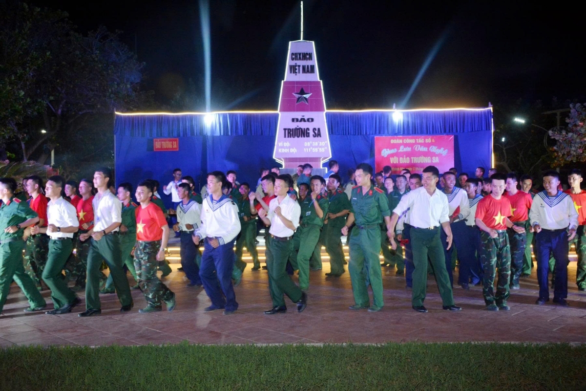 Giao lưu văn nghệ trên đảo Trường Sa