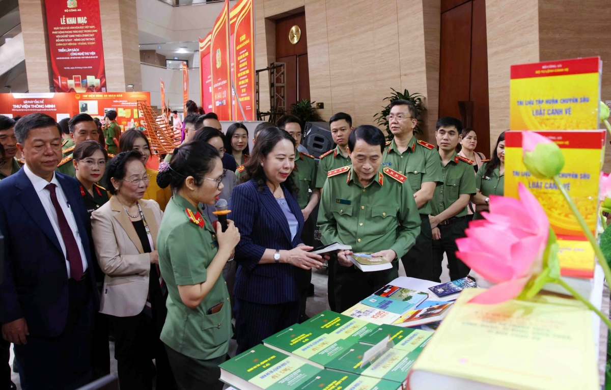 Phó Chủ tịch nước Võ Thị Ánh Xuân cùng các đại biểu thăm quan triển lãm sách