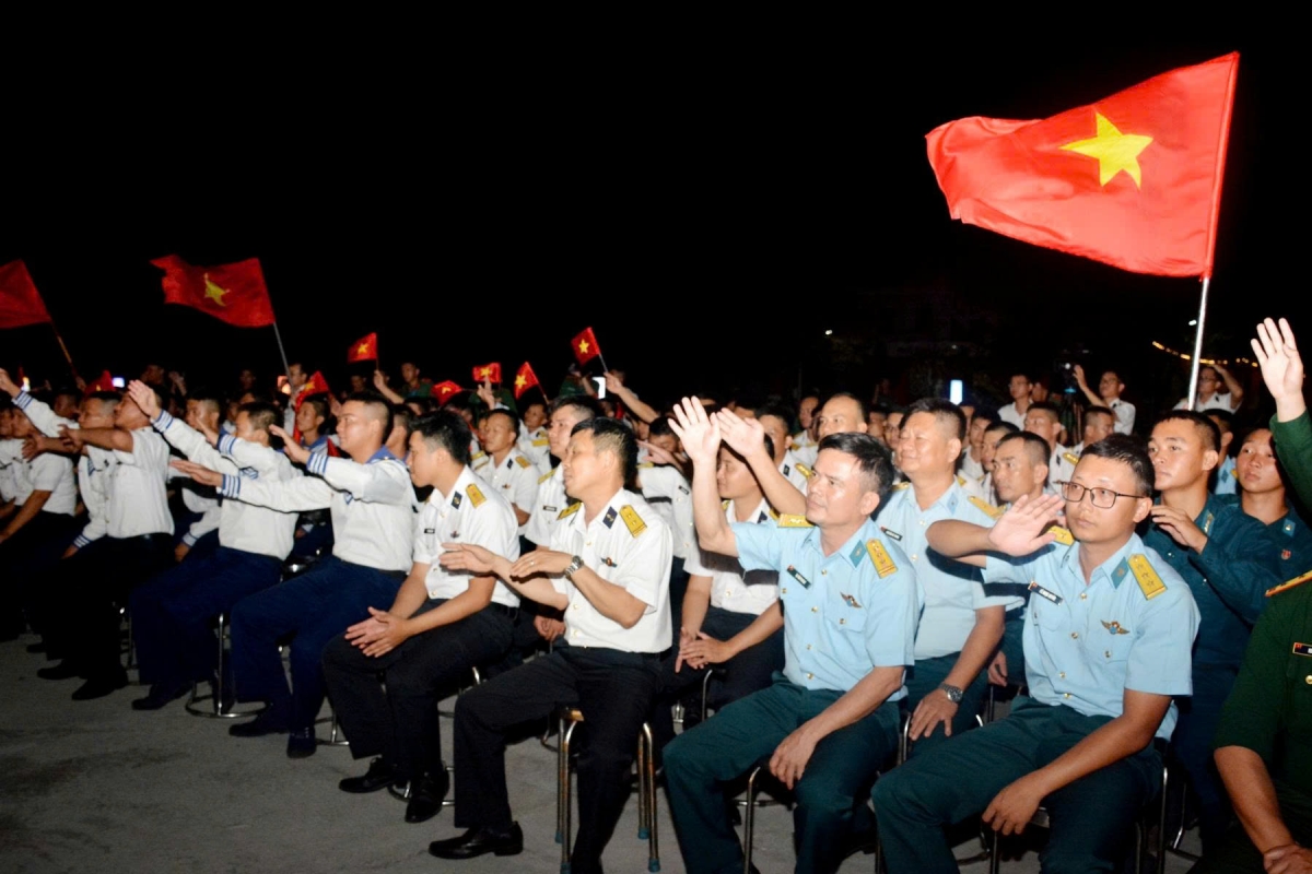 Đông đảo cán bộ, chiến sĩ và nhân dân trên đảo Trường Sa xem giao lưu văn nghệ.