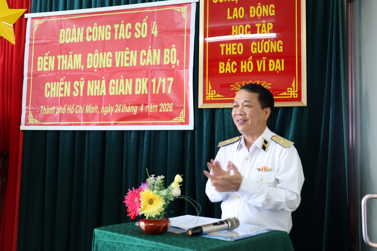 Chuẩn Đô đốc Ngô Thành Công, Trưởng đoàn công tác gửi lời thăm hỏi, động viên ân cần và chúc sức khoẻ đến cán bộ, chiến sĩ tại Nhà giàn DK1/17