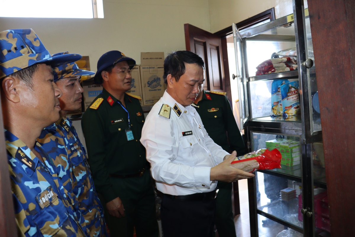 Chỉ huy đoàn công tác kiểm tra công tác hậu cần tại  Nhà giàn DK1/17 (Phúc Tần)