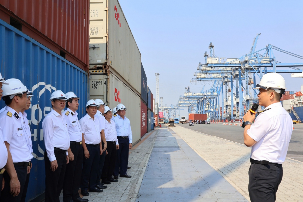 Đoàn công tác tham quan cảng Tân Cảng Cát Lái