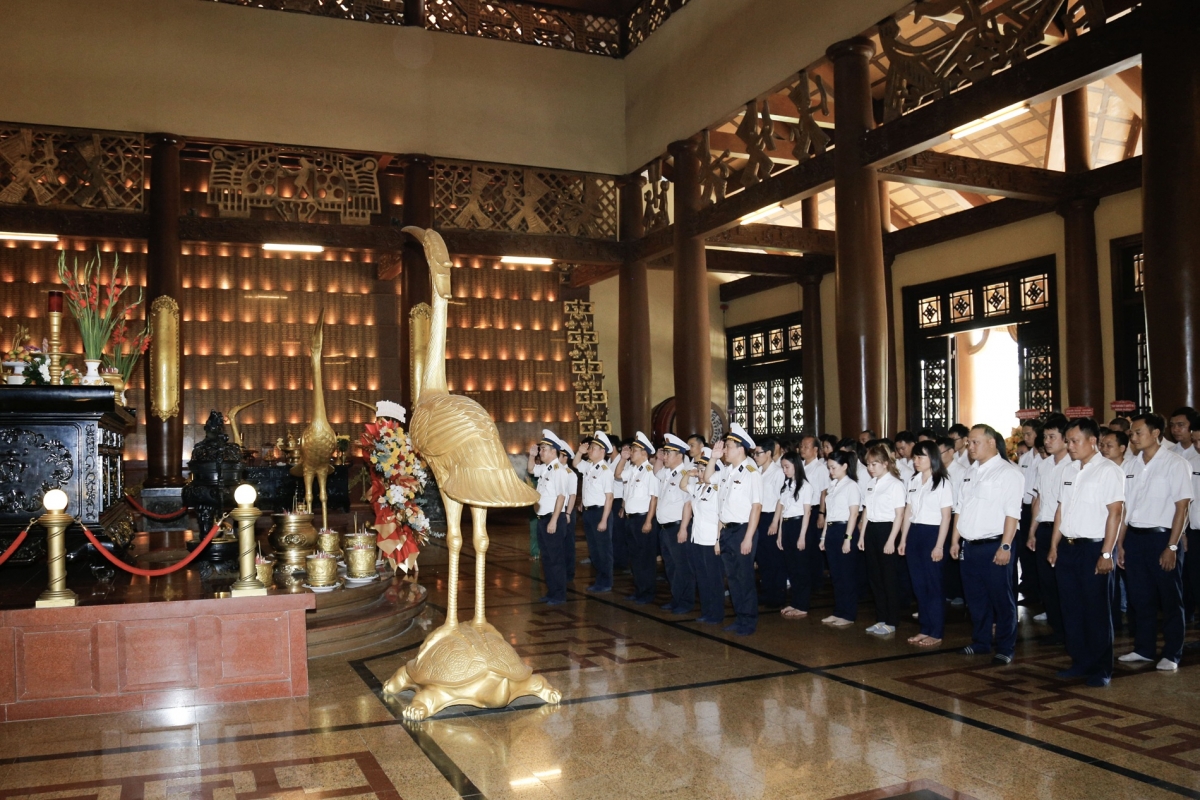 Đoàn công tác dâng hương tại Đền tưởng niệm liệt sĩ Bến Dược