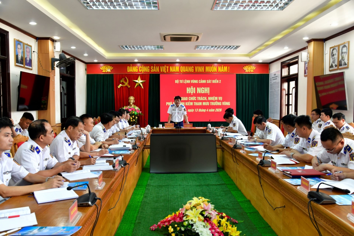 Quang cảnh hội nghị bàn giao chức trách, nhiệm vụ Phó Tư lệnh kiêm Tham mưu trưởng Bộ Tư lệnh Vùng Cảnh sát biển 2