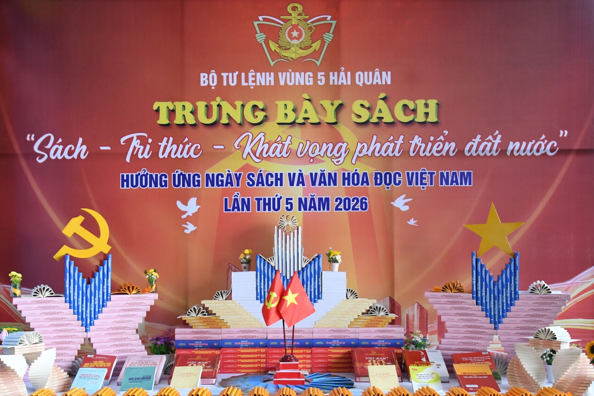 Không gian trưng bày sách tại Thư viện Vùng 5 Hải quân được bố trí khoa học, sinh động với nhiều chủ đề phong phú