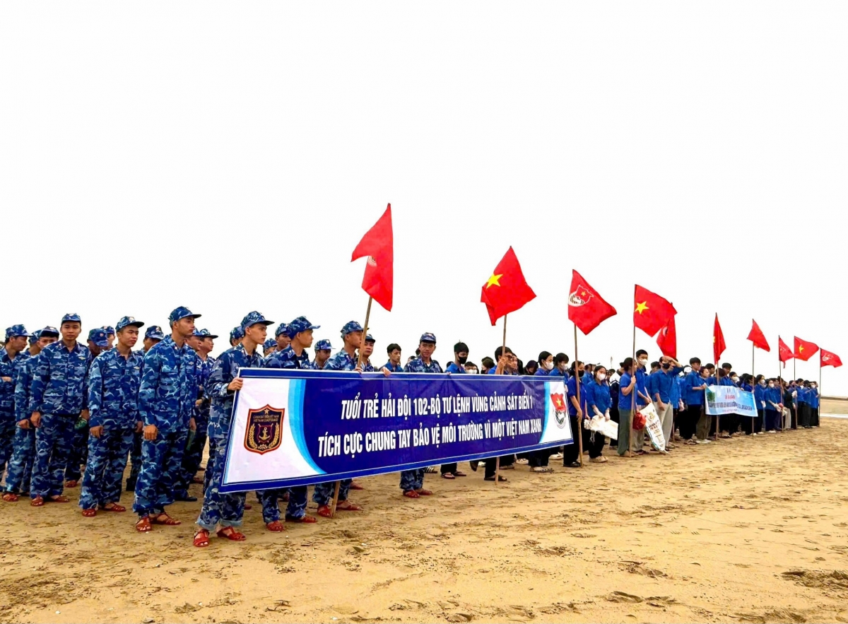Hải đội 102 và Đoàn xã Đan Hải phát động chương trình chung tay làm sạch môi trường biển