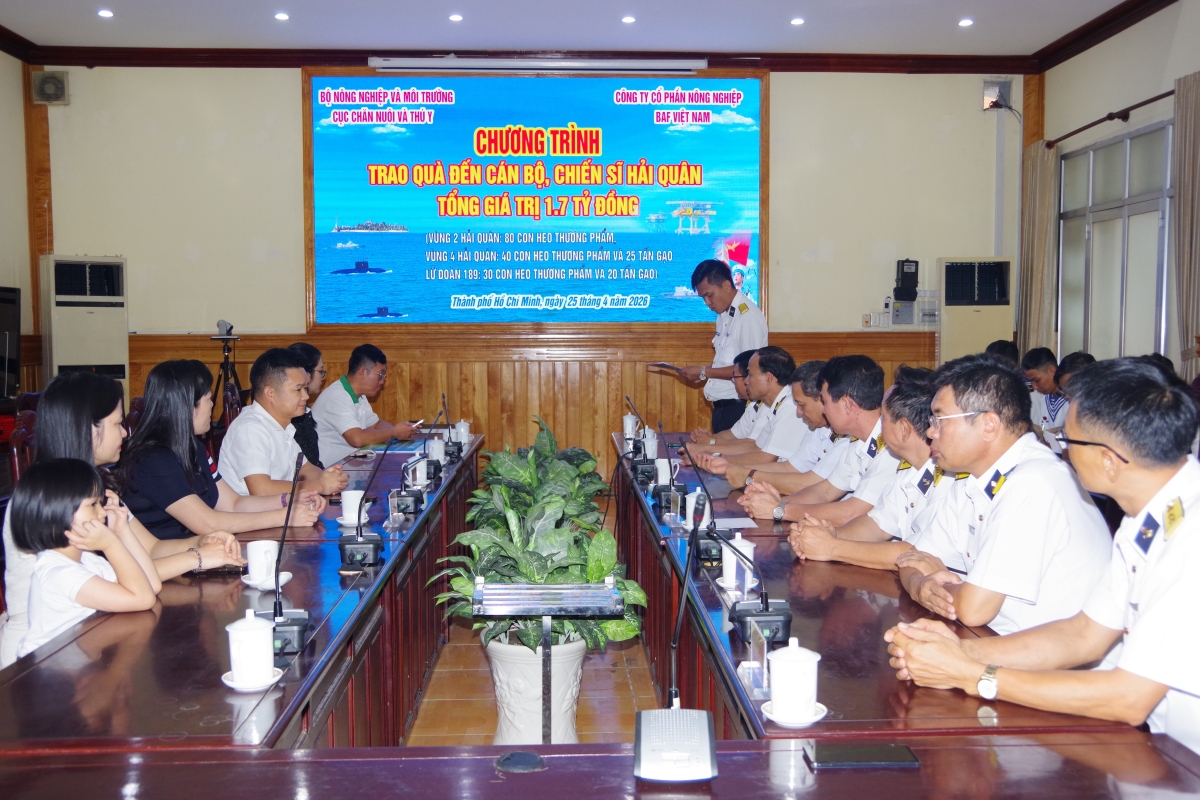 Quang cảnh chương trình tặng quà