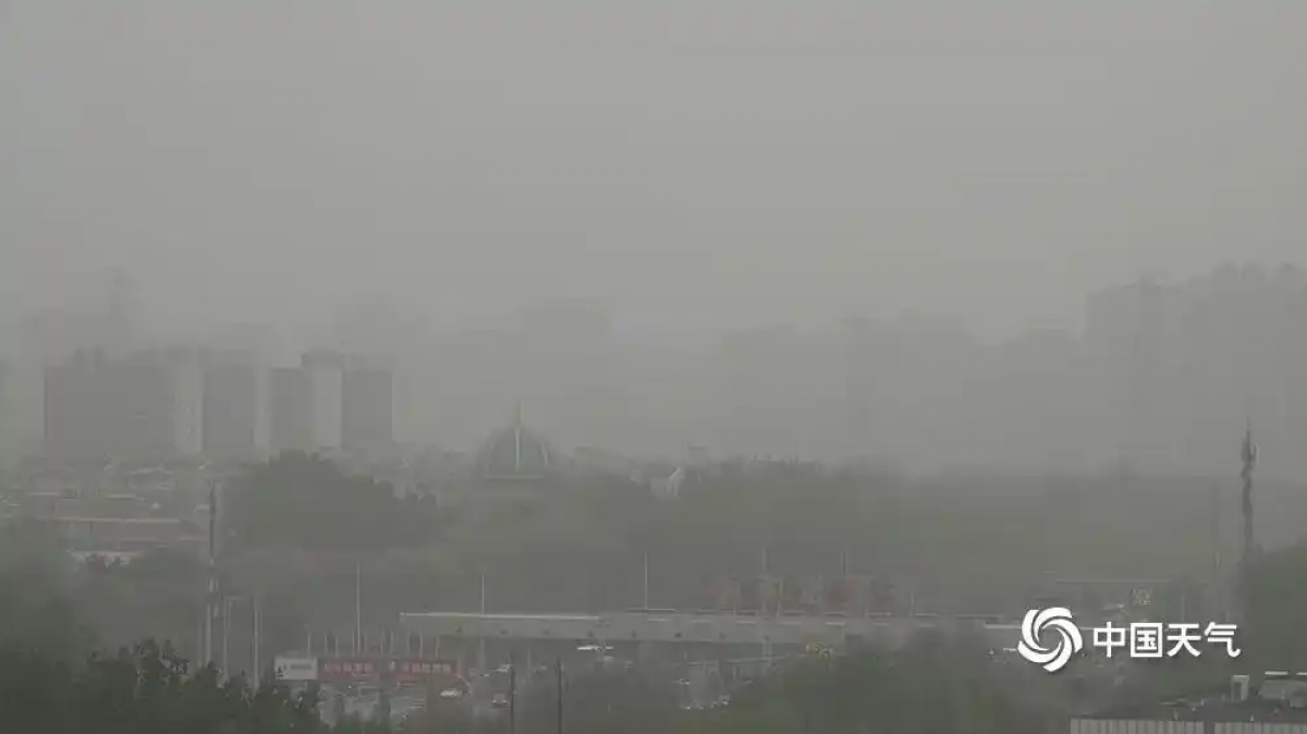 Bầu trời Bắc Kinh ngày 19/4. Ảnh: mạng Thời tiết Trung Quốc.