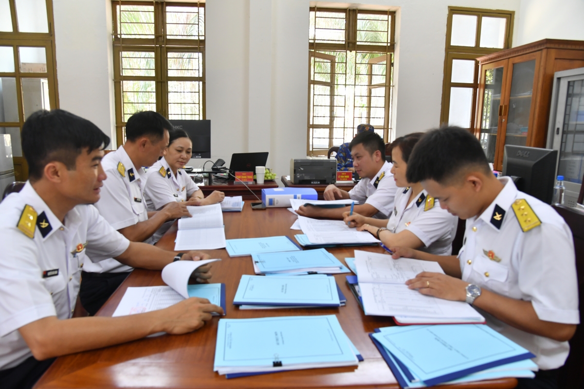 Đoàn kiểm tra kiểm tra việc đăng ký sổ sách, mẫu biểu ngành hậu cần