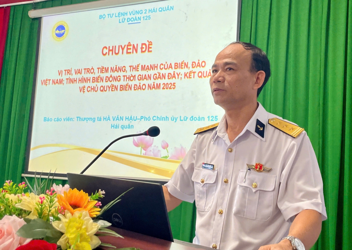 Thượng tá Hà Văn Hậu, Phó Chính ủy Lữ đoàn 125 báo cáo chuyên đề tai hội nghị