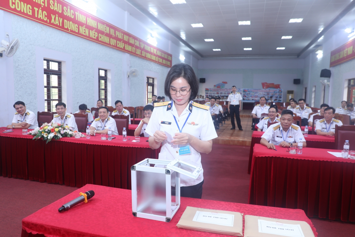 Đại diện thí sinh tham gia bốc đề phần thi lý thuyết