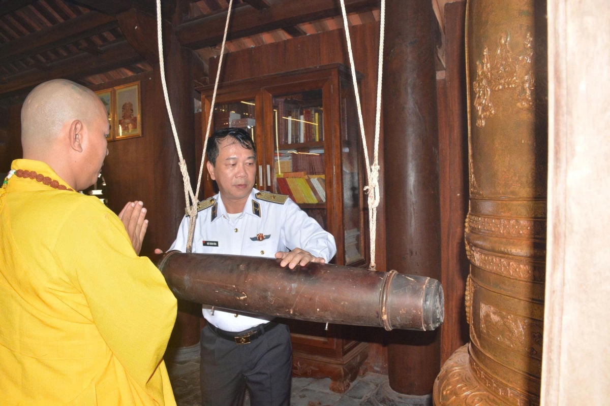 Chuẩn đô đốc Ngô Thành Công, Giám đốc Học viện Hải quân thỉnh chuông tại chùa đảo Song Tử Tây