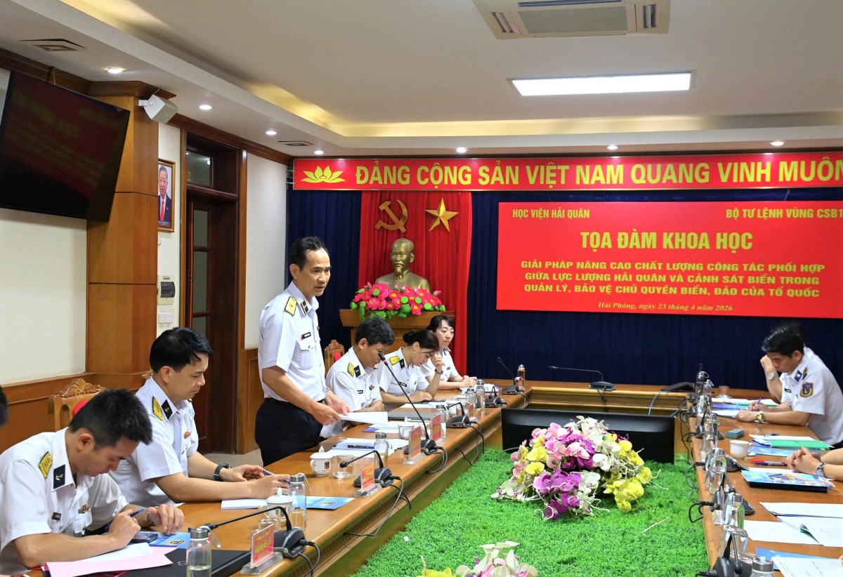 Chuẩn Đô đốc Nguyễn Hữu Thoan phát biểu trong buổi tọa đàm tại Bộ Tư lệnh Vùng Cảnh sát biển 1