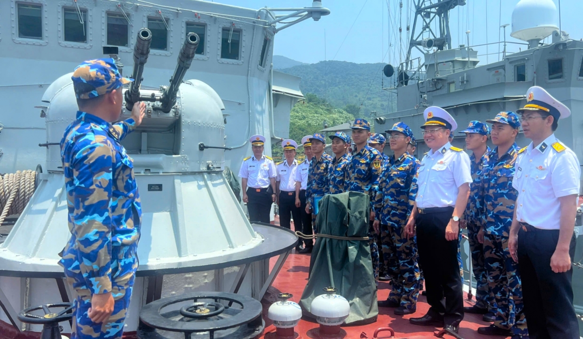 Đoàn công tác nắm chất lượng học viên thực tập tại tàu 863, Lữ đoàn 161, Vùng 3 Hải quân